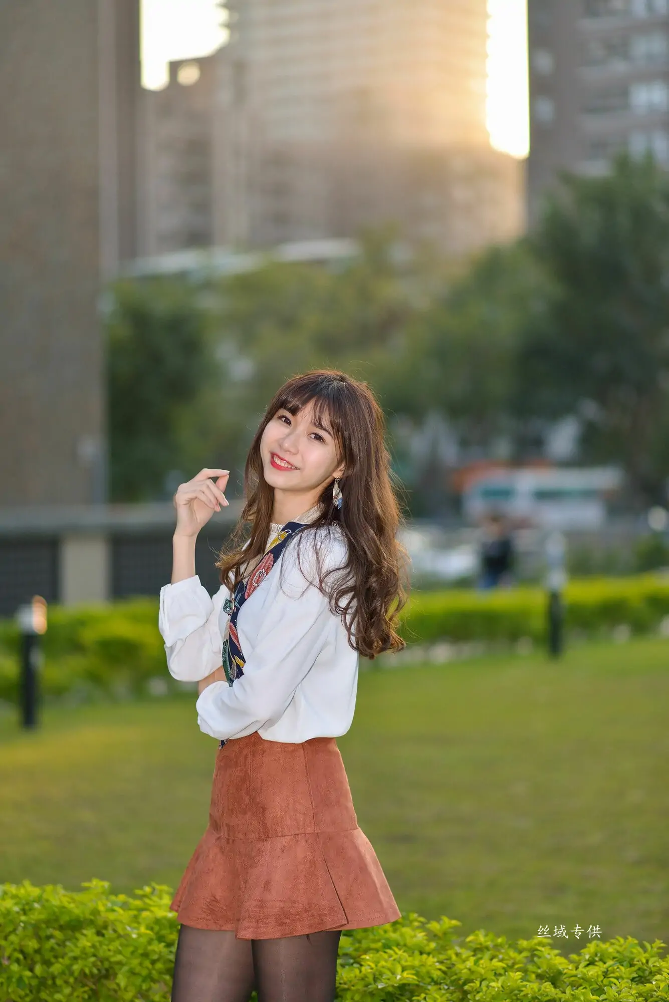 [臺灣正妹] 題題 國美館.時裝 黑絲小妹短裙街拍