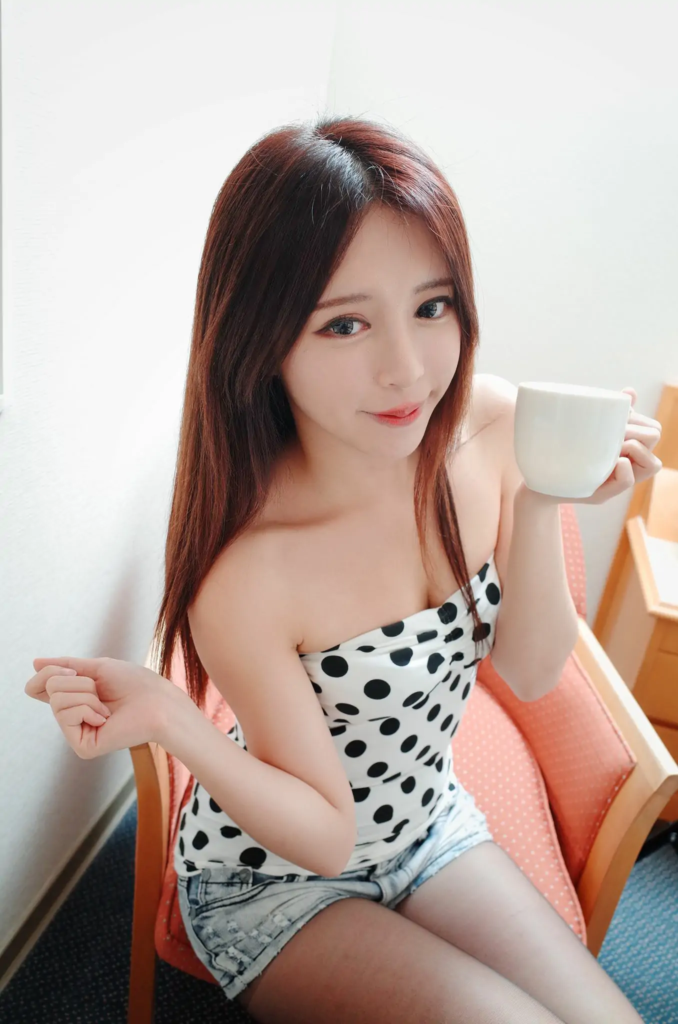 臺灣正妹張齊郡JULIE《化妝鏡旁的女神》