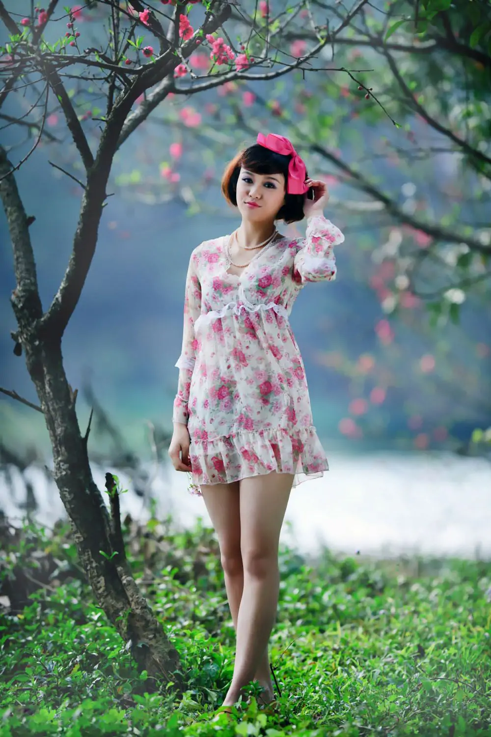 臺灣妹子尹芝《唯美花色連衣裙外拍》