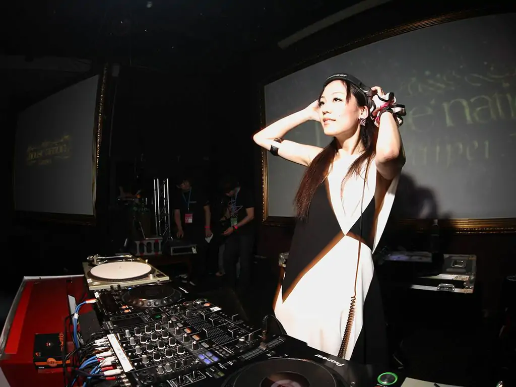 長谷川潤 鈴木亜美《IN HOUSE NATION》 [Sabra.net]